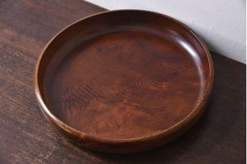 アンティーク雑貨　古民具・骨董　漆塗り　カラマツの木目が魅力的なくりぬき盆(トレー)