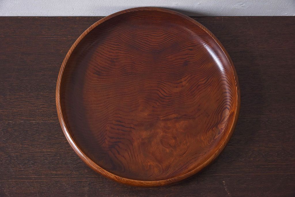 アンティーク雑貨　古民具・骨董　漆塗り　カラマツの木目が魅力的なくりぬき盆(トレー)