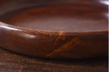 アンティーク雑貨　古民具・骨董　漆塗り　カラマツの木目が魅力的なくりぬき盆(トレー)