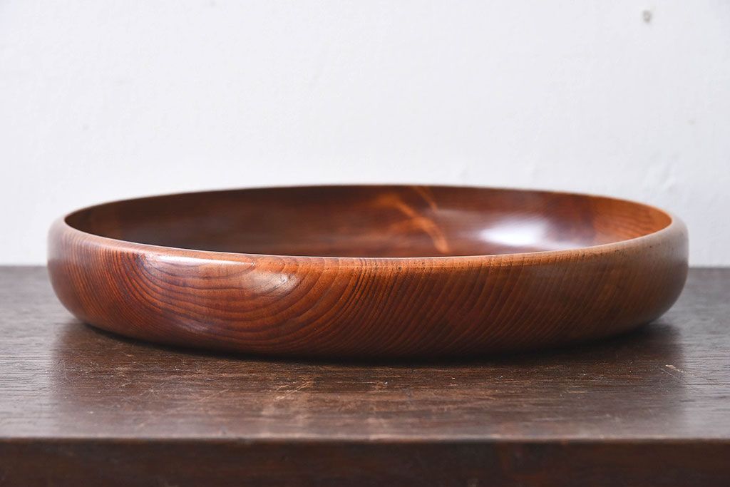 アンティーク雑貨　古民具・骨董　漆塗り　カラマツの木目が魅力的なくりぬき盆(トレー)