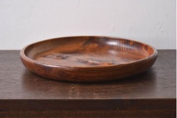 アンティーク雑貨　古民具・骨董　漆塗り　カラマツ材　節が味わい深い盆(トレー)