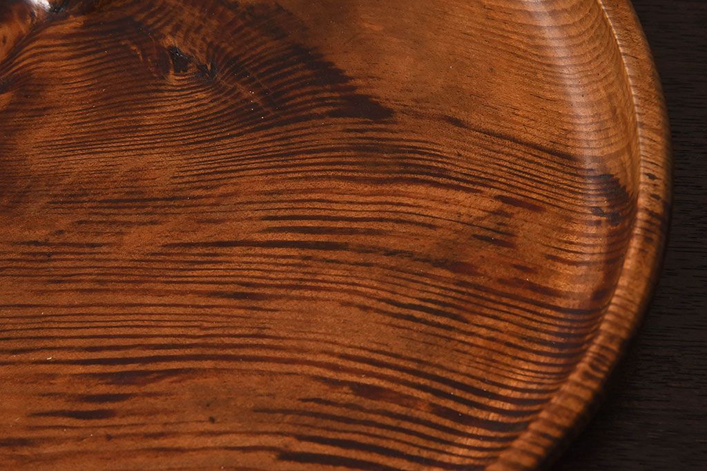 アンティーク雑貨　古民具・骨董　漆塗り　カラマツ材　節が味わい深い盆(トレー)