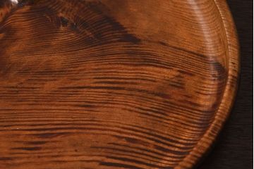 アンティーク雑貨　古民具・骨董　漆塗り　カラマツ材　節が味わい深い盆(トレー)