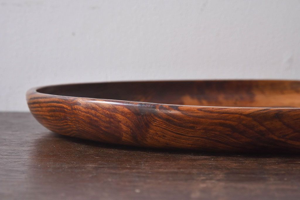 アンティーク雑貨　古民具・骨董　漆塗り　カラマツ材　節が味わい深い盆(トレー)