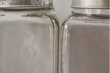 アンティーク雑貨　古い駄菓子屋のガラス瓶(ビン)2個セット(1)