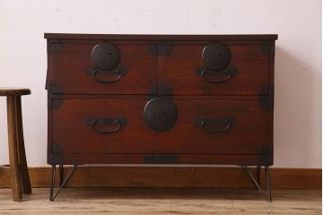 アンティーク家具　使い込まれた質感が味わい深い鉄脚箪笥ローボード(ローチェスト)