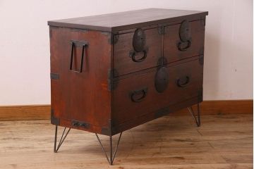 アンティーク家具　使い込まれた質感が味わい深い鉄脚箪笥ローボード(ローチェスト)