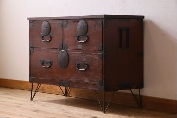 アンティーク家具　使い込まれた質感が味わい深い鉄脚箪笥ローボード(ローチェスト)