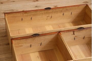 アンティーク家具　使い込まれた質感が味わい深い鉄脚箪笥ローボード(ローチェスト)