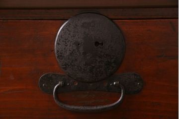 アンティーク家具　使い込まれた質感が味わい深い鉄脚箪笥ローボード(ローチェスト)