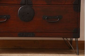 アンティーク家具　使い込まれた質感が味わい深い鉄脚箪笥ローボード(ローチェスト)