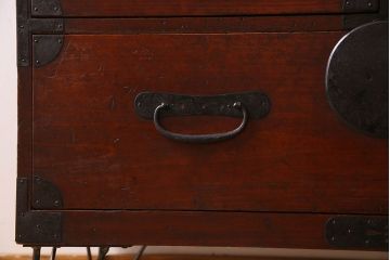 アンティーク家具　使い込まれた質感が味わい深い鉄脚箪笥ローボード(ローチェスト)