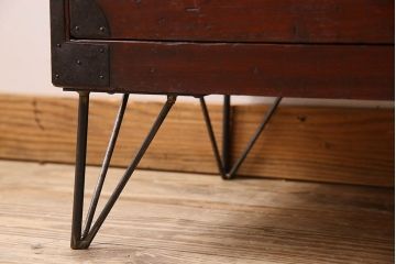 アンティーク家具　使い込まれた質感が味わい深い鉄脚箪笥ローボード(ローチェスト)