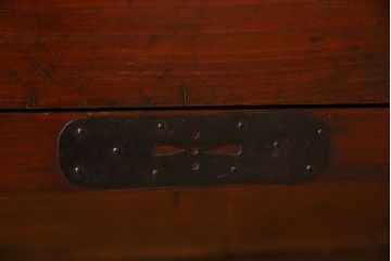 アンティーク家具　使い込まれた質感が味わい深い鉄脚箪笥ローボード(ローチェスト)