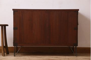 アンティーク家具　使い込まれた質感が味わい深い鉄脚箪笥ローボード(ローチェスト)