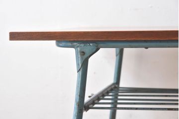 レトロ家具　昭和レトロ　折り畳み式鉄脚テーブル(机、作業台、アイアンテーブル)