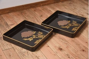 アンティーク雑貨　古民具・骨董　高級品!牡丹の蒔絵が漆塗りに良く映える盆(トレー)2枚セット