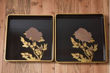 アンティーク雑貨　古民具・骨董　高級品!牡丹の蒔絵が漆塗りに良く映える盆(トレー)2枚セット