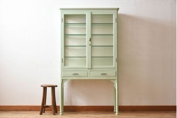 ペイント家具　柔らかな色合いのケビントガラスケース(キャビネット、収納棚、ガラスケース)