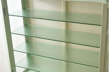 ペイント家具　柔らかな色合いのケビントガラスケース(キャビネット、収納棚、ガラスケース)