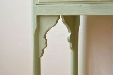 ペイント家具　柔らかな色合いのケビントガラスケース(キャビネット、収納棚、ガラスケース)