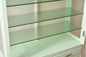 ペイント家具　柔らかな色合いのケビントガラスケース(キャビネット、収納棚、ガラスケース)