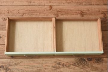 ペイント家具　柔らかな色合いのケビントガラスケース(キャビネット、収納棚、ガラスケース)