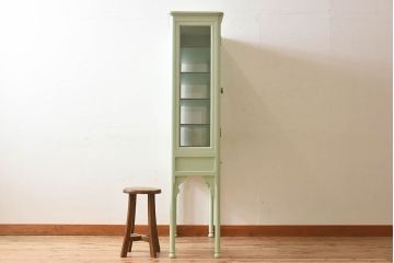 ペイント家具　柔らかな色合いのケビントガラスケース(キャビネット、収納棚、ガラスケース)