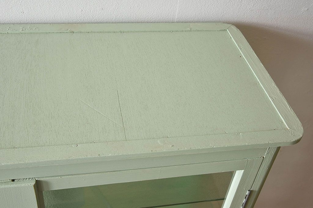 ペイント家具　柔らかな色合いのケビントガラスケース(キャビネット、収納棚、ガラスケース)