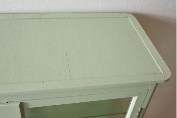 ペイント家具　柔らかな色合いのケビントガラスケース(キャビネット、収納棚、ガラスケース)