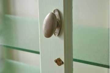 ペイント家具　柔らかな色合いのケビントガラスケース(キャビネット、収納棚、ガラスケース)