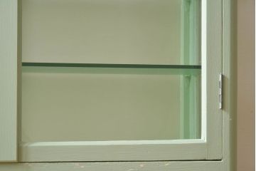 ペイント家具　柔らかな色合いのケビントガラスケース(キャビネット、収納棚、ガラスケース)