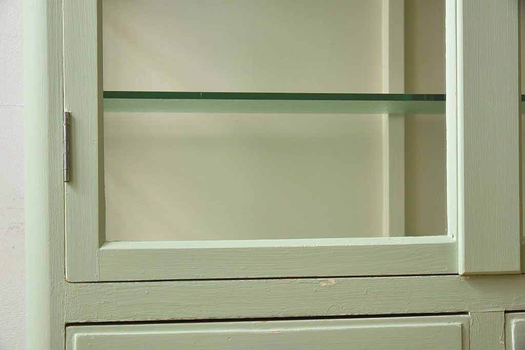 ペイント家具　柔らかな色合いのケビントガラスケース(キャビネット、収納棚、ガラスケース)