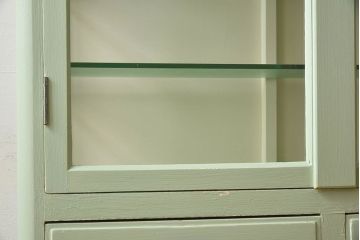 ペイント家具　柔らかな色合いのケビントガラスケース(キャビネット、収納棚、ガラスケース)