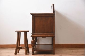アンティーク家具　フランスアンティーク　オーク材　優美な佇まいのサイドキャビネット(サイドボード)