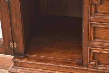 アンティーク家具　フランスアンティーク　オーク材　優美な佇まいのサイドキャビネット(サイドボード)