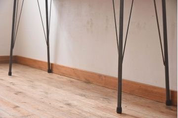 アンティーク家具　和製アンティーク　朴の木材天板　古材の質感が味わい深い鉄脚テーブル(作業台、アイアンテーブル)