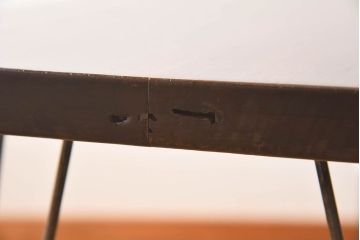 アンティーク家具　和製アンティーク　朴の木材天板　古材の質感が味わい深い鉄脚テーブル(作業台、アイアンテーブル)