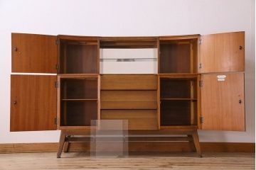 ヴィンテージ家具　イギリスビンテージ　バーチ材　温か味あるデザインのサイドボード(サイドキャビネット、収納棚)