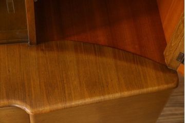 ヴィンテージ家具　イギリスビンテージ　バーチ材　温か味あるデザインのサイドボード(サイドキャビネット、収納棚)