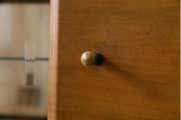 ヴィンテージ家具　イギリスビンテージ　バーチ材　温か味あるデザインのサイドボード(サイドキャビネット、収納棚)