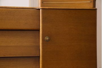 ヴィンテージ家具　イギリスビンテージ　バーチ材　温か味あるデザインのサイドボード(サイドキャビネット、収納棚)