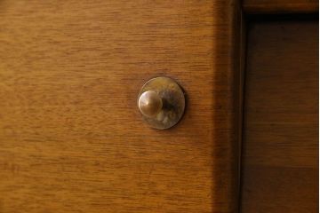 ヴィンテージ家具　イギリスビンテージ　バーチ材　温か味あるデザインのサイドボード(サイドキャビネット、収納棚)