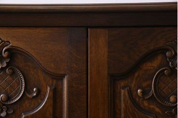 ヴィンテージ家具　フランスビンテージ　猫脚や彫刻が美しいテレビ収納棚(テレビ台、キャビネット)