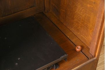 ヴィンテージ家具　フランスビンテージ　猫脚や彫刻が美しいテレビ収納棚(テレビ台、キャビネット)