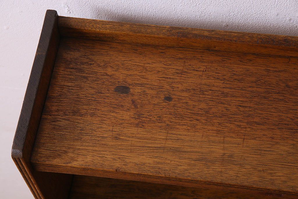 レトロ家具　昭和レトロ　古いラワン材の質感が味わい深い本棚(飾り棚、ディスプレイラック)