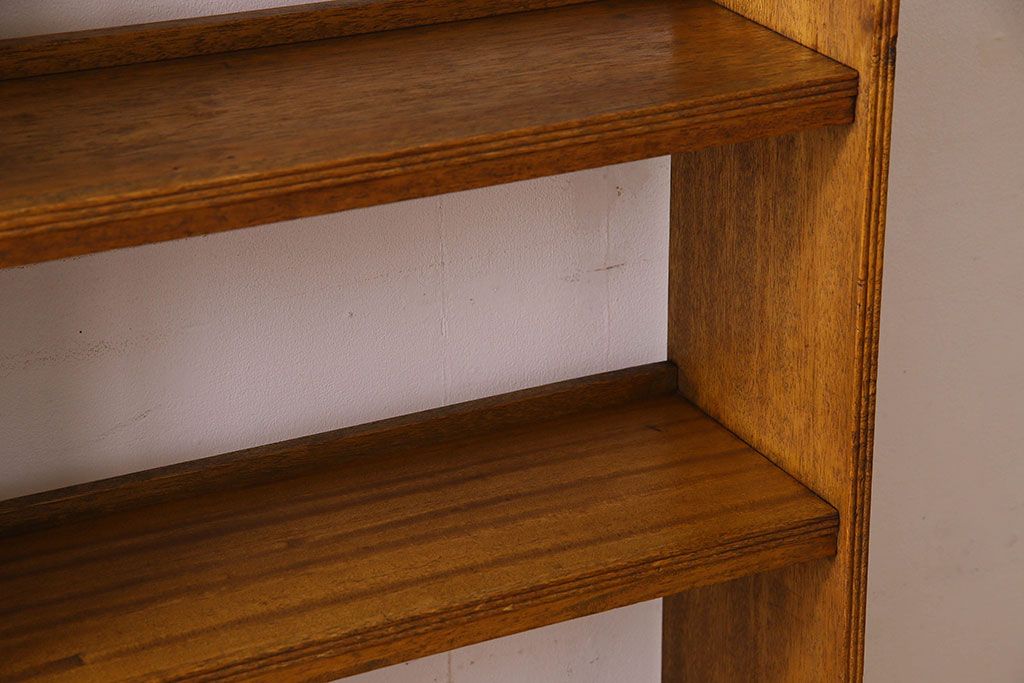 レトロ家具　昭和レトロ　古いラワン材の質感が味わい深い本棚(飾り棚、ディスプレイラック)