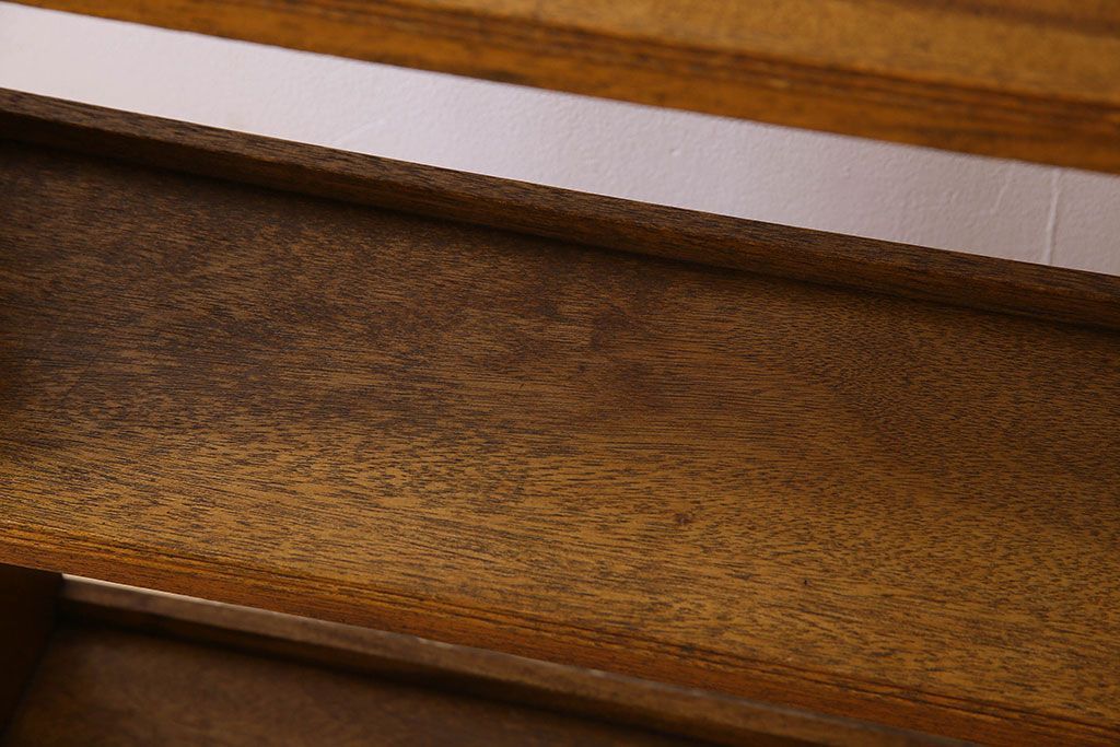 レトロ家具　昭和レトロ　古いラワン材の質感が味わい深い本棚(飾り棚、ディスプレイラック)