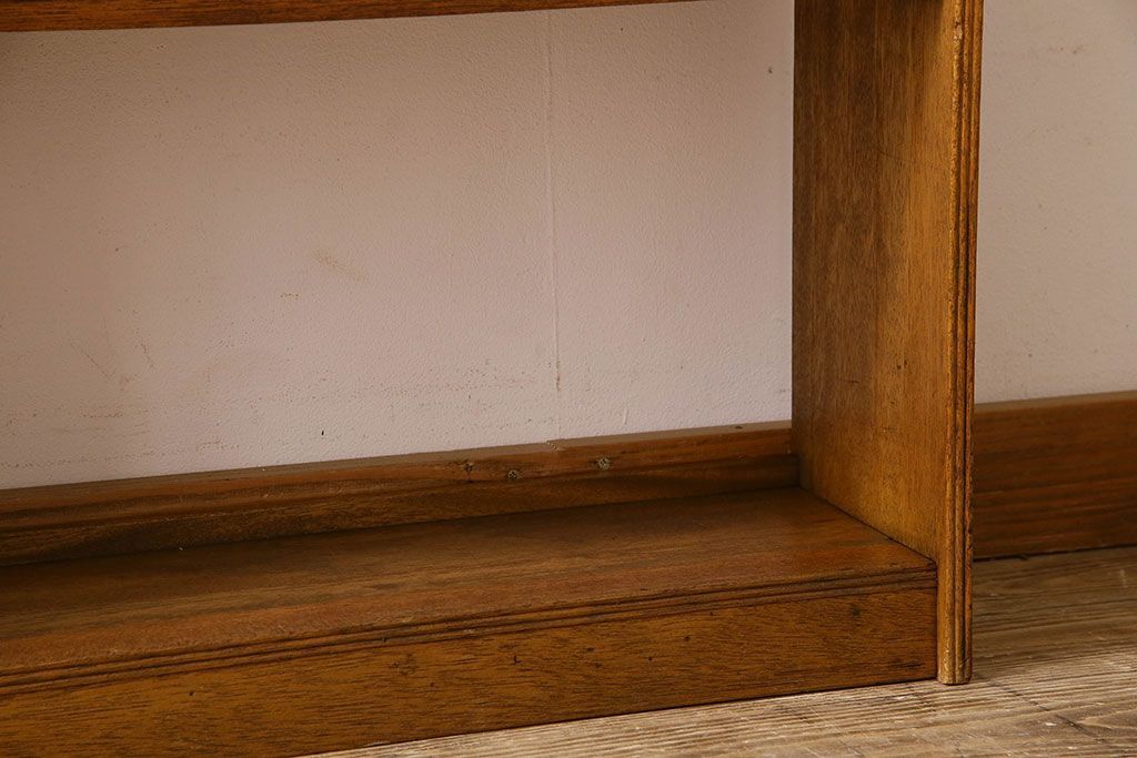 レトロ家具　昭和レトロ　古いラワン材の質感が味わい深い本棚(飾り棚、ディスプレイラック)