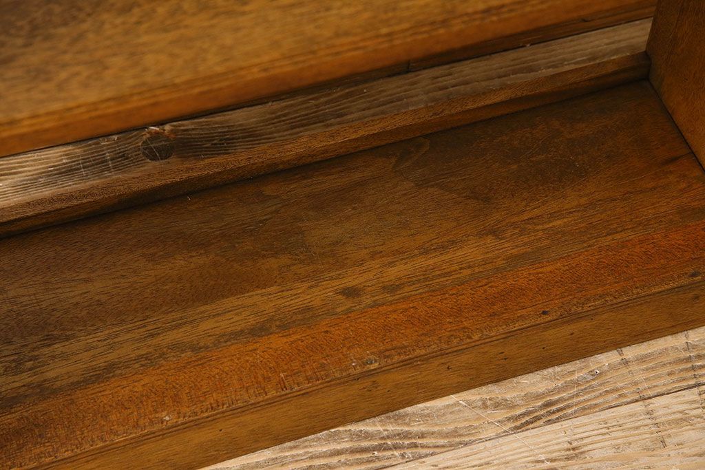 レトロ家具　昭和レトロ　古いラワン材の質感が味わい深い本棚(飾り棚、ディスプレイラック)